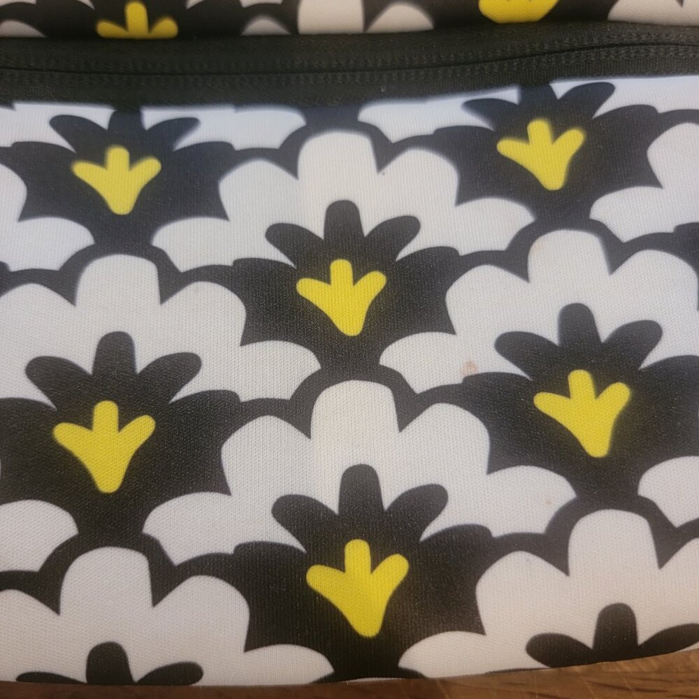 Vera Bradley Fanfare Pattern Neoprene Medium Size Make Up Bag - Picture 4 of 9
